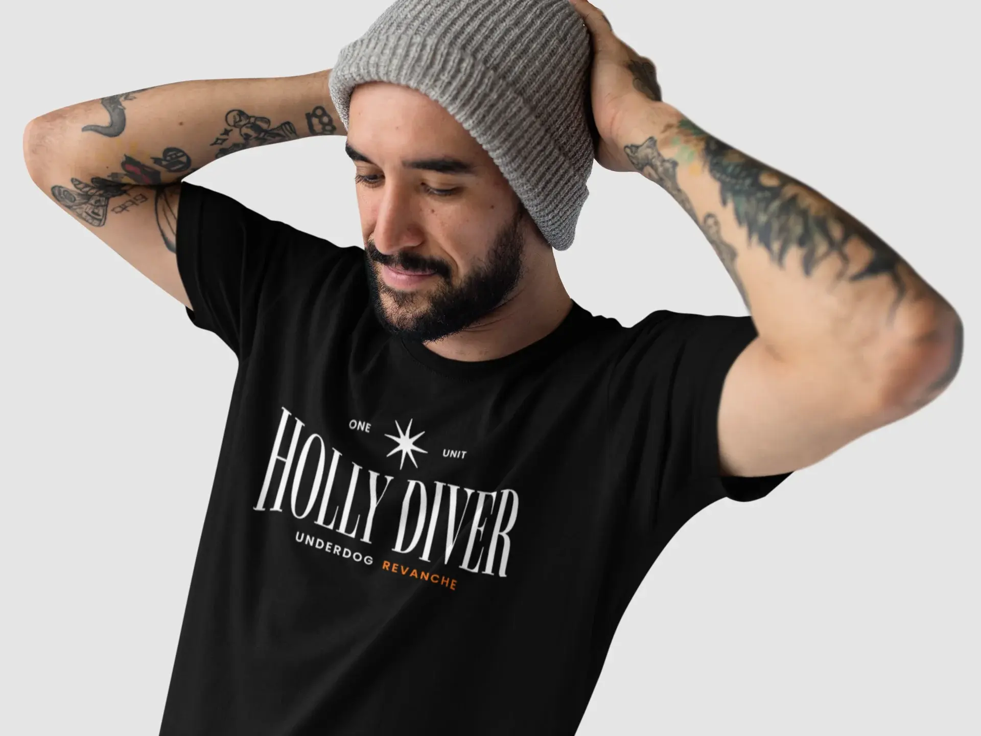 Model trägt HOLLY DIVER Unisex T-Shirt in Schwarz – rebellisches Streetwear-Shirt mit Statement-Print von Underdog Revanche
