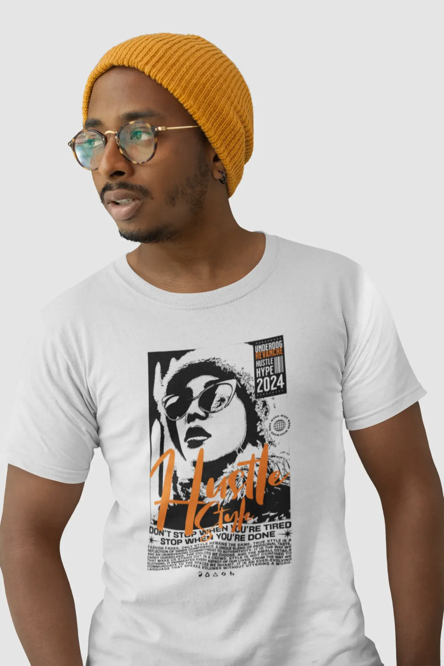 „Mockup eines Mannes im 'Hustle Style 2024' T-Shirt mit Wintermütze – cooler, urbaner Streetstyle-Look.“