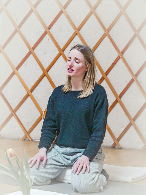 Frau, Mantrasingen, Jurte