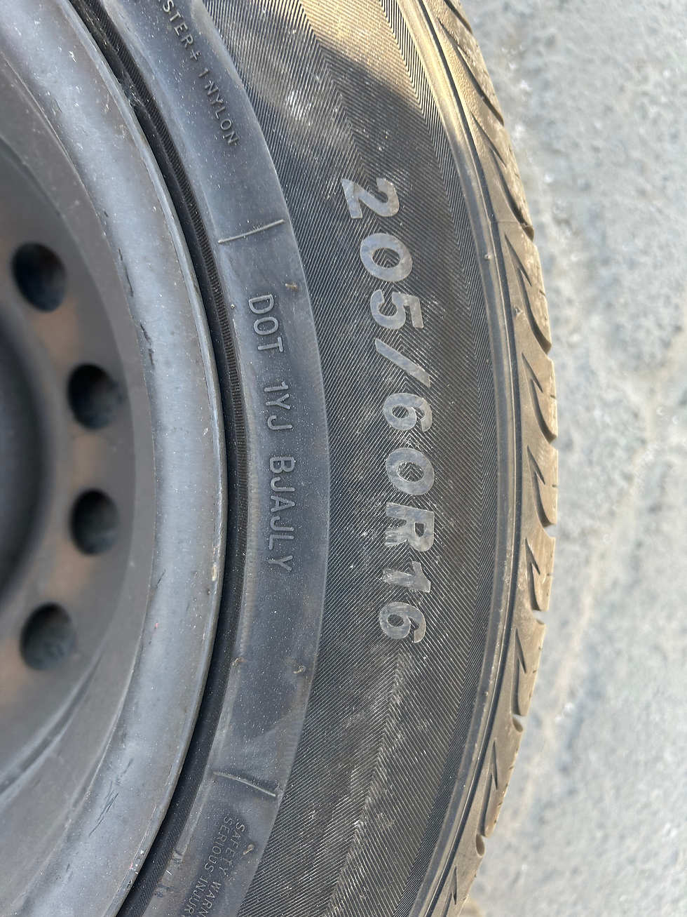 Miniatura: 205/60R16 Tire and Rims