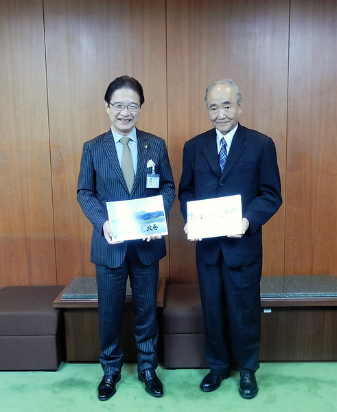 前葉津市市長　とＮＰＯ法人コルチカムの里理事長宮崎尚義のツーショット
