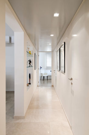 Apartment in Tel Aviv - 160 m2.

A white background design with clean, modern lines with touches of color in furniture and accessories.