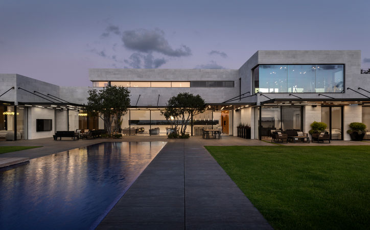 Modern style villa  - 550 m2  on a lot of

about 3 dunams.