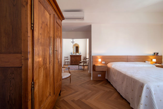 An apartment in Natanya that combines old and new style. Furniture of the antique-style landlady in a new apartment  creates an eclectic elegant and bright apartment.
