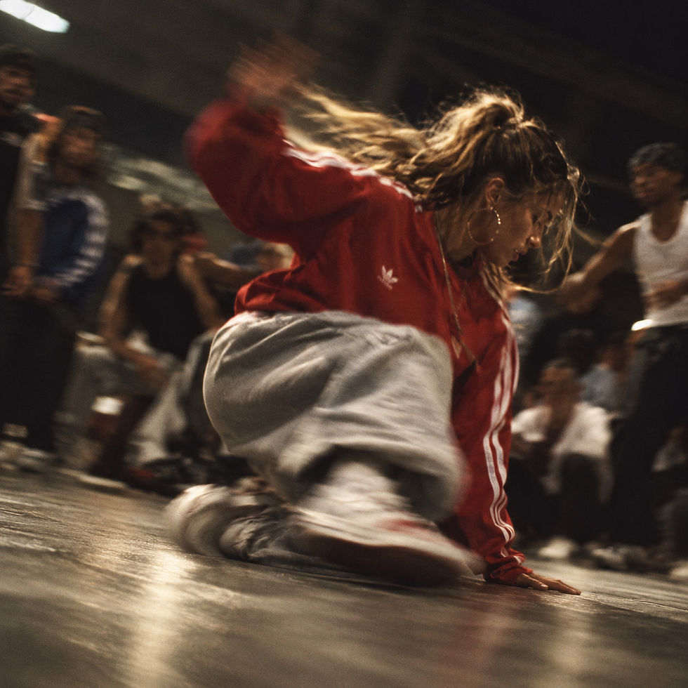 Breakdance en mouvement dans la pénombre.jpg