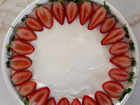 עוגת סברינה קלאסית רכה וספוגיתעם קצפת ותותים