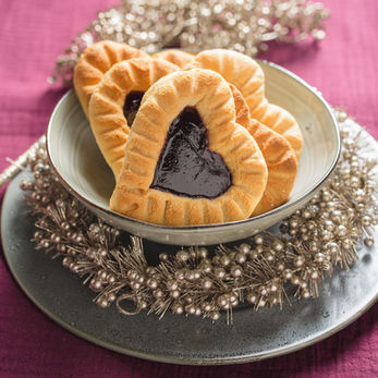 Foodfotograf Berlin: Weihnachtsgebäck in Herzform festlich angerichtet