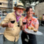 יושבים ליין ישראלי וקפה אלכוהולי מפנק לקראת שקיעה