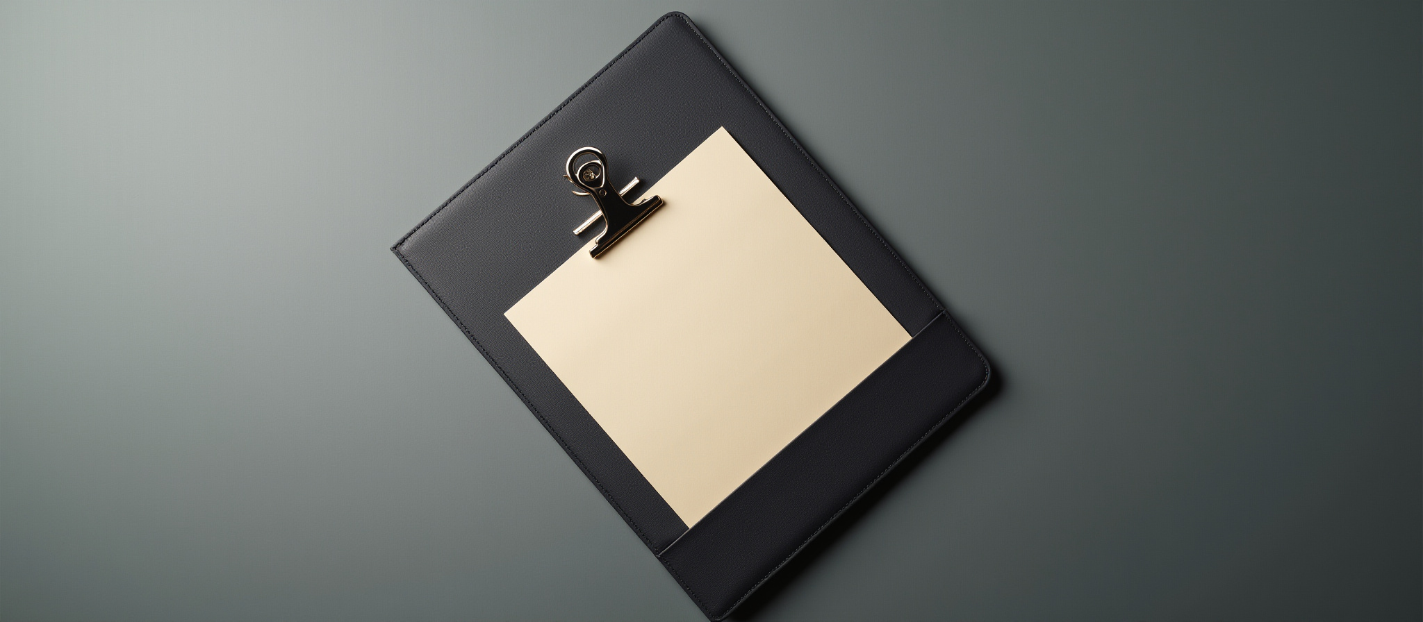 空のメモ用紙、クリップボードに挟んである