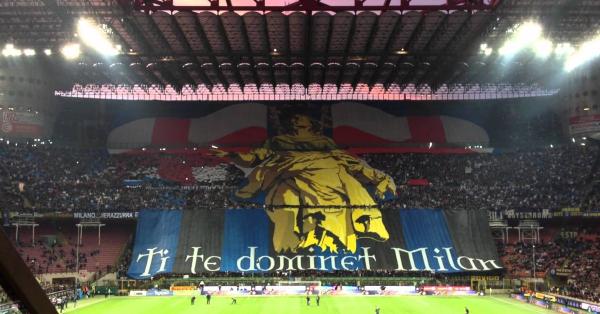 Koreografi dengan simbol Madonnina dengan slogan "ti te dòminet Milan" (Foto: sempreinter.com)