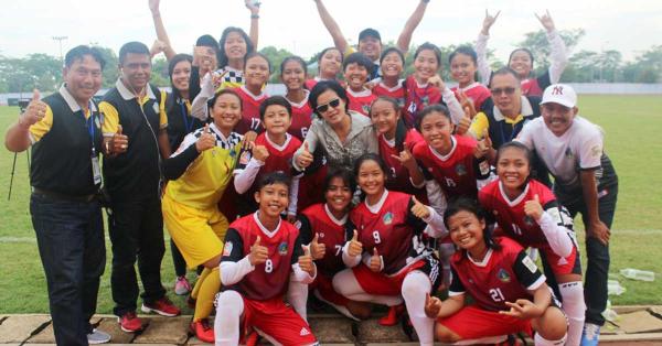 Anggota Exco PSSI & Ketua ASBWI Papat Yunisal (tengah berkacamata hitam) bersama salah satu kontestan Pertiwi Cup 2017 (Foto: pssi.org)