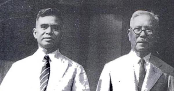 Tan Kah Kee (berkacamata) dan Lau Geok-swee. (Repro The Kuomintang Movements in Malaya).