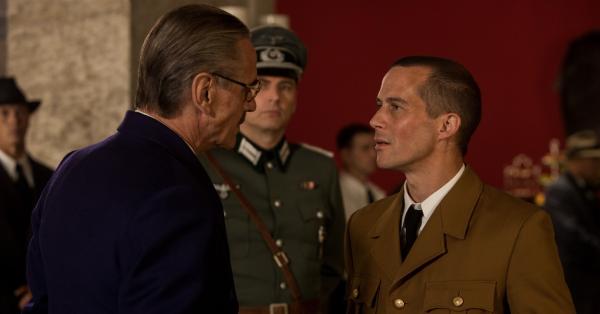 Adegan intrik Joseph Goebbels (kanan) memberi tekanan kepada Avery Brundage (focusfeatures.com)