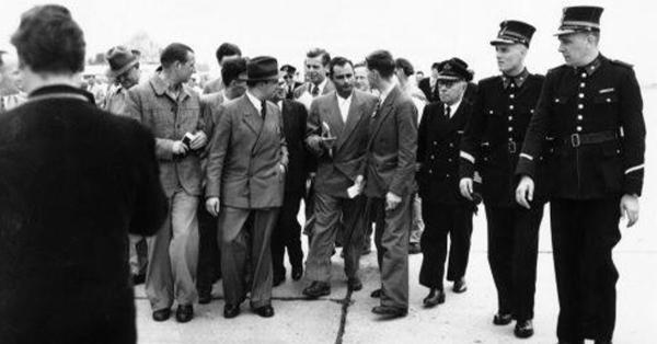 Westerling disambut wartawan Belgia, Agustus 1950. (gahetna.nl).