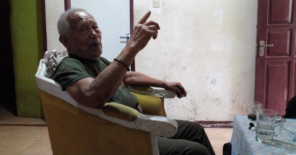 Edi B. Somad mengisahkan bagaimana ia dan rekannya di Koramil Tambun melucuti gerombolan pasukan liar terafiliasi PKI tanpa pertumpahan darah (Foto: Randy Wirayudha/HISTORIA)