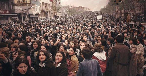 Aksi protes anti-kewajiban hijab pasca-Revolusi Islam Iran (Wikipedia)