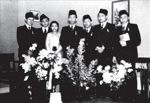 Evie Poetiray (tiga dari kiri) menjadi salah satu pengurus Roekoen Peladjar Indonesia (Roepi) di Belanda pada tahun 1941 bersama Maroeto Daroesman, Soerjono, Daliloeddin, Ticoalu, Siantoeri, Djalal Moechsin. (Harry A. Poeze, Di Negeri Penjajah: Orang Indonesia di Negeri Belanda, 1600-1950).