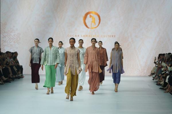 Kain Tenun Halaban khas Sumatra Barat dalam balutan busana karya Oscar Lawalata. Foto: Riyono Rusli/Historia.id.