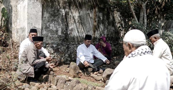 Sultan Ahmad Sjah dan keluarga saat berdoa di makam leluhur mereka. (Fernando Randy/Historia).