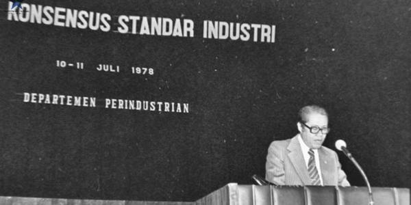 Menteri Perindustrian A.R. Soehoed membuka Rapat Konsensus Standar Industri di Balai Sidang Senayan, Jakarta, 11 Juli 1978. (Perpusnas RI).