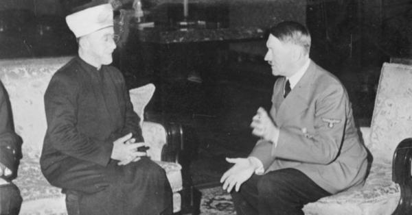 Mufti Besar Yerusalem Amin al-Husseini saat bersua Adolf Hitler di Berlin, 28 November 1941. (Bundesarchiv).