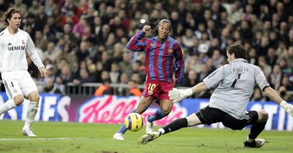 Dinho kala "ngajarin" Real Madrid main bola dalam duel El Clasico dengan dua golnya pada 19 November 2005 (Foto: fcbarcelona.com)