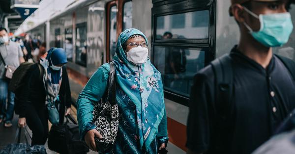 Para penumpang saat memadati stasiun Senen dalam rangka mudik lebaran tahun ini. (Fernando Randy/Historia.id).