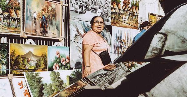 Para pengunjung di antara lukisan kawasan Braga. (Fernando Randy/Historia).