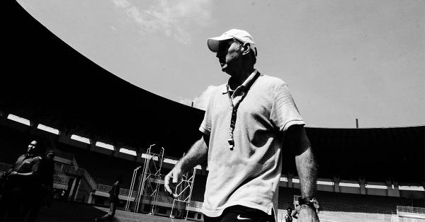 Alfred Riedl saat memimpin latihan timnas Indonesia. (Fernando Randy/Historia.id).