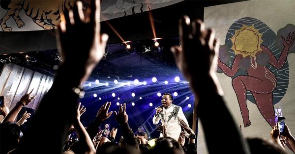 Tua dan muda semua bergembira bersama saat Didi Kempot bernyanyi. (Fernando Randy/Historia).