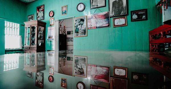 Berbagai ornamen baik foto maupun piagam yang terpampang di dinding rumah sejarah. (Fernando Randy/Historia.id).