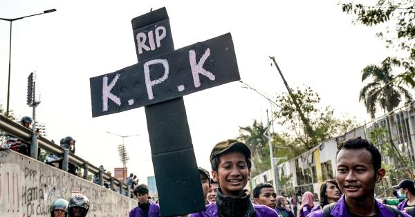 Aksi mahasiswa yang membawa simbol kematian untuk KPK saat berdemo di gedung DPR/MPR. (Foto:Fernando Randy/Historia)