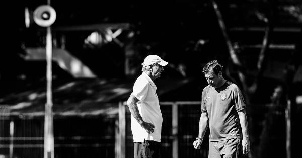 Riedl dan asistennya Wolfgang Pikal. (Fernando Randy/Historia.id).