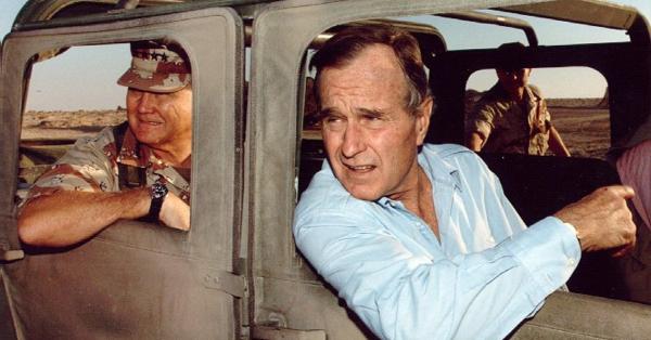 Presiden Herbert Walker Bush (kanan) & Panglima pasukan Koalisi Jenderal Herbert Norman Schwarzkopf (bush41.org)