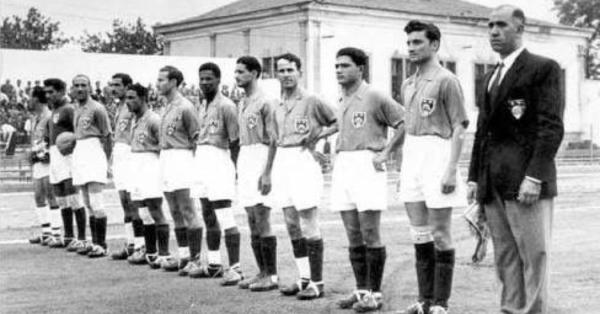 Timnas Irak saat melakoni tur ke Turki pada 1951 (Wikipedia)
