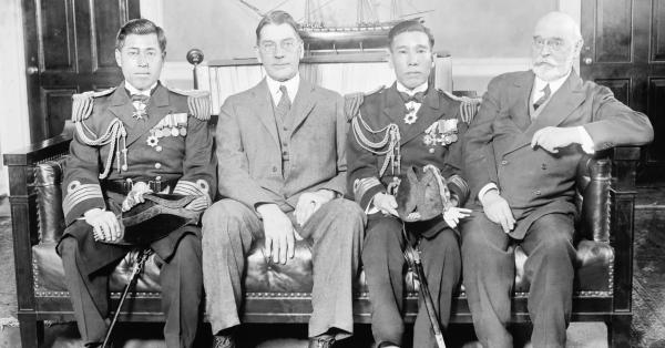 Kapten Yamamoto (kiri) saat menjabat atase AL Jepang di Washington DC medio 1926 (US Naval Historical Center Photograph)