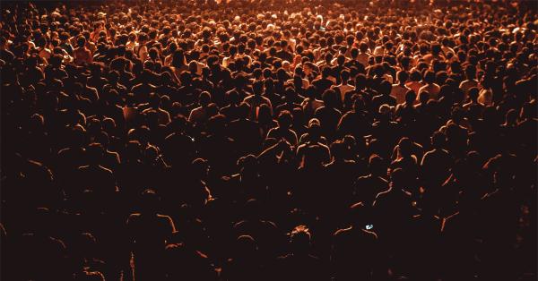 Ribuan penggemar yang menyaksikan aksi panggung The Cranbberies. (Fernando Randy/Historia).