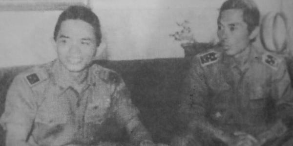 Letkol TII Bahar Mattaliu (kanan) dan Kolonel Andi Mattalata di Makassar pada 15 September 1959. (Repro Pemberontakan Meniti Jalur Kanan).