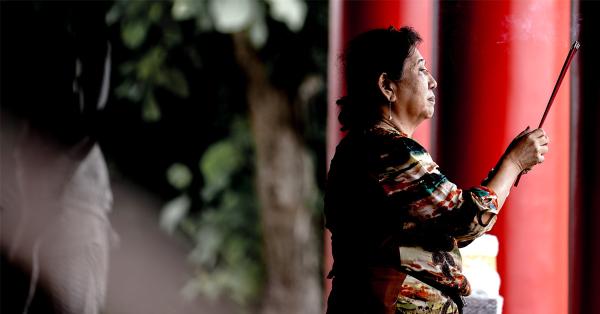 Umat saat beribadah di Sam Poo Kong. (Fernando Randy/Historia).