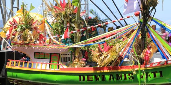 Perahu yang dihias dalam ritual Petik Laut Pancer tahun 2018. (Dok. Disbudpar Kabupaten Banyuwangi).