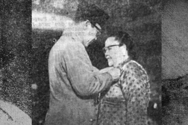 Bu Ruswo menerima penghargaan dari Presiden Sukarno. (Minggu Pagi, 1 Februari 1959).
