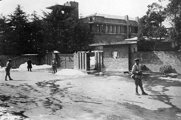 Pemberontak di luar kediaman Perdana Menteri selama Insiden 26 Februari 1936. (Wikimedia Commons).