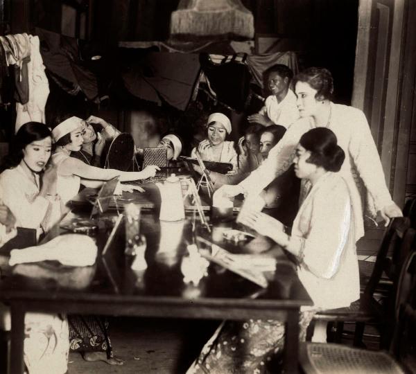 Sejumlah anggota kelompok sandiwara Dardanella tengah mempersiapkan diri sebelum tampil dalam pertunjukan yang diselenggarakan di Batavia pada tahun 1930. (Spaarnestad Photo/Het Geheugen).