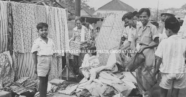 Suasana jual beli kain menjelang hari Lebaran tahun 1951. (ANRI).