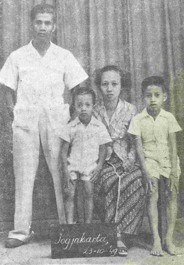 S.K. Trimurti berfoto bersama suaminya, Mohammad Ibnu Sayuti alias Sayuti Melik, dan dua putranya Heru Baskoro (kiri) dan Musafir Karma Budiman (kanan) di tahun 1949. (Soebagijo I.N., S.K. Trimurti: Wanita Pengabdi Bangsa).