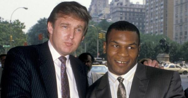Donald John Trump (kiri) bangga jadi penasihat keuangan Mike Tyson. (Twitter @darrenrovell).