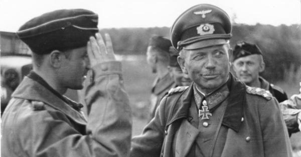 Generaloberst Heinz Wilhelm Guderian (kanan) perwira penting dalam taktik lincah tank-tank Jerman untuk manuver Blitzkrieg (Foto: Bundesarchiv)