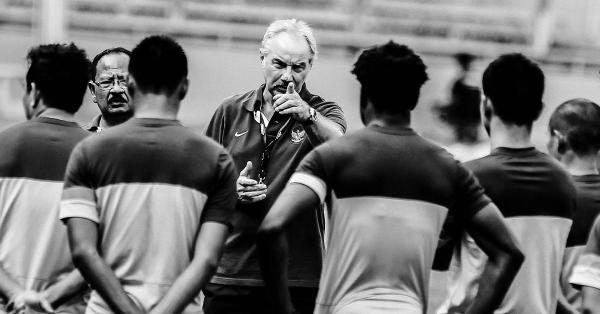 Ekspresi Alfred Riedl saat memimpin latihan timnas Indonesia di Jakarta. (Fernando Randy/Historia.id).