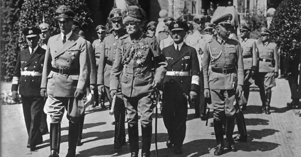 Generalfeldmarschall Anton Ludwig Friedrich August von Mackensen (mengenakan topi Resimen Hussar) di antara para pelayat (Bundesarchiv)