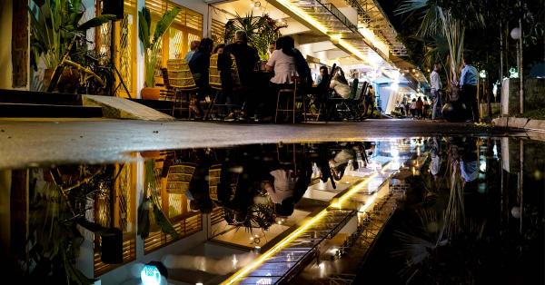 Para pengunjung yang menikmati berbagai tempat makan dan minum di M Bloc. (Fernando Randy/Historia).